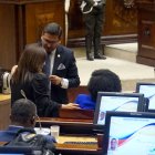 Adversarios. Los correístas Leonardo Berrezueta y Paola Cabezas (sentada) conversan con la oficialista Inés Alarcón, a quien fustigaron en la sesión.