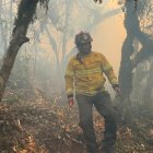 Fuego. Los bomberos trabajan en primera línea para intentar controlar el incendio en El Púlpito, Sigchos.