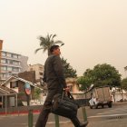 Un manto de humo de los incendios cubre sectores del norte y valles de Quito.