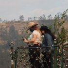Las personas usaban mascarillas en Quito, ante la contaminación generada por el humo de los incendios forestales.