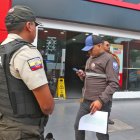 Agentes policiales llegaron hasta los exteriores de la pizzería en el centro de Guayaquil tras el intento de asalto.