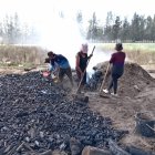 A la presunta infractora se la encontró quemando troncos de madera para la producción y venta de carbón
