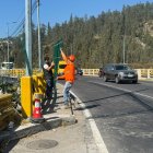 Puente. Personal municipal realiza la colocación de las vallas de seguridad