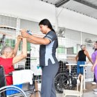 Voluntarias de la fundación ayudan a los enfermos incurables con sus terapias.