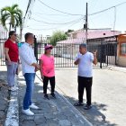 Los vecinos se reúnen para socializar medidas de seguridad, en la Alborada 12ava etapa.