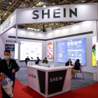 Fotografía de archivo de una stand de la marca Shein.