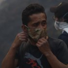 Quito. Vecinos que ayudan a sofocar el incendio en el sector de Zambiza.