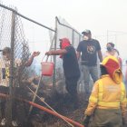Los habitantes de Nayón y Zámbiza se han unido al trabajo de los Bomberos para intentar sofocar los incendios forestales en Quito.