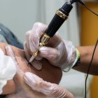 A diferencia de los tatuajes convencionales, los tatuajes biotecnológicos están diseñados para realizar funciones tecnológicas y médicas.