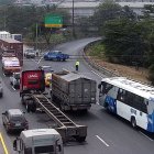 La oreja vial que conecta la vía Perimetral con la vía a Daule, en el sentido hacia el norte, fue cerrada por agentes de tránsito mientras se realizan procedimientos en La Roca.