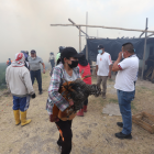 Ciudadanos evacúan el sitio.