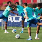 El jugador Endrick participa en un entrenamiento de la selección brasileña de fútbol en el Centro Administrativo y Técnico Alfredo Gottardi (CAT do Caju).