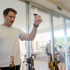 Un sumiller de la bodega Urla Sarapcilik (cerca de Urla, Esmirna, Turquía) observa un vino de su marca.