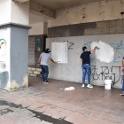 Personal de Justicia y Vigilancia pinta paredes de bienes públicos y privados.