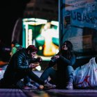 Habitantes de calle reciben alimentos frente al obelisco en Buenos Aires.