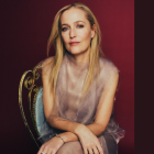 Gillian Anderson tiene un largo historial de belleza: en 1996, la revista FHM la eligió como la mujer más sexy del mundo; en 1997, People la incluyó entre las 50 personas más bellas del mundo; y en 2008, FHM volvió a nombrarla una de las 100 mujeres más sexys del año.