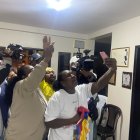 Narcisa España y su familia cuando recibieron la vídeo llamada de Kiara.