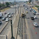 Personal se encuentra retirando los restos del pórtico en la zona.