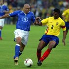 Ronaldo en disputa de la pelota ante Iván Hurtado (d)