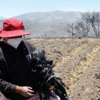 Itulcachi. Trabajadoras de Fresart ayudan a limpiar el terreno devastado por el incendio. Están preocupadas por su sustento.