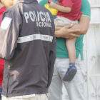 El hijo de la víctima observaba el cadáver de su padre mientras era cargado por un familiar.