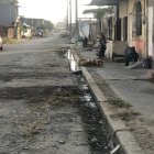 Vías. La falta de alcantarillado es evidente en las calles de la ciudadela 4 de Mayo. Se observan aguas estancadas y el mal olor se percibe.