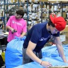 Trabajadores de un centro logístico de Miami ordenan y despachan los paquetes de la empresa china.