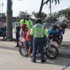Acción. Un agente señala a la cámara de este Diario durante un operativo en la avenida Juan Tanca Marengo.