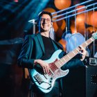 El bajista quiteño estudió una licenciatura en Producción Musical y Sonido en el COM de la Universidad San Francisco de Quito.