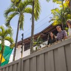 Claudia Macero (i), Pedro Uchurrurtu (c) y Magalli Meda, asilados en la residencia del embajador de Argentina -bajo protección de Brasil tras la expulsión de la misión diplomática del país austral- en Caracas.