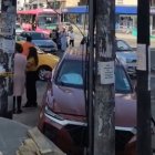 Un auto se chocó contra un poste durante los apagones, cuando circulaba por la esquina de la avenida 6 de Diciembre y Colón, norte de Quito.