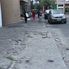 En la avenida 10 de Agosto, parte de la acera ha desaparecido, dejando en su lugar arena y un bache de aproximadamente dos metros.