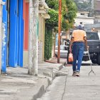 como se muestra en la imagen: llenas de trabas y grietas que dificultan la movilidad.