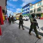 Resguardo. Los uniformados de las Fuerzas Armadas también recorren las calles de Zaruma, en El Oro, como medida preventiva y de control de los grupos criminales en la zona.