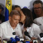 El candidato presidencial opositor Edmudo González Urrutia, junto a la líder opositora venezolana María Corina Machado.