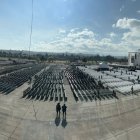 Cientos de sillas se colocaron en la antigua pista del aeropuerto, en el parque Bicentenario, para que los fieles asistan a la misa campal de inauguración del Congreso Eucarístico.