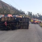 Así quedó el vehículo pesado tras el impacto con la camioneta.