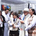 Los jóvenes llegaron con sus uniformes del colegio y guantes blancos para realizar la primera comunión masiva en el Congreso Eucarístico.
