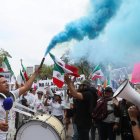 Manifestantes protestan frente a la Cámara de Senadores este domingo en la Ciudad de México (México). Miles de trabajadores, estudiantes universitarios e integrantes de la oposición se congregaron este domingo en el Ángel de la Independencia para marchar hacia el Senado mexicano para intentar frenar la polémica reforma judicial que podría aprobarse más tarde. EFE/ Mario Guzmán