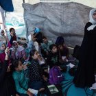 Estudiantes palestinos en una escuela de campaña en el campo de refugiados de Jan Yunis.