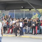 Estudiantes y trabajadores esperan alguna alternativa de transporte para ir hacia sus destinos.