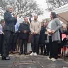 Sonia Salamea, coordinadora de la Red de Familias Víctimas de Femicidio, puso la primera piedra de lo que será el memorial.