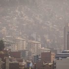 La ciudad de La Paz cubierta por una capa de humo ocasionada por los incendios.