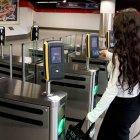 Las tarjetas contarán con un código QR en la parte posterior, que los usuarios deberán pasar por los lectores que hay en las 15 estaciones