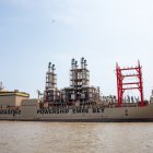 Fotografía aérea de la barcaza Emre Bey que inicia pruebas de generación eléctrica para entrar en operación en los próximos días.