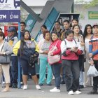 Usuarios esperando movilización para sus destinos, en el Terminal de Guayaquil