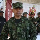 Integrantes de las Fuerzas militares, custodiando armamento incautado durante un operativo contra guerrilleros de las disidencias de las FARC en zona rural del municipio de Timbiquí (Colombia).