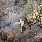 Nueva emergencia. Ayer, otro incendio se desató en el sector de Llano Chico. El Cuerpo de Bomberos acudió a apagar las llamas.