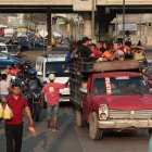 Ante la falta de buses, decenas de guayaquileños buscaron las formas para poder transportarse.