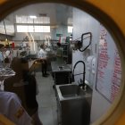 Inspección. El director de Arcsa, Daniel Sánchez, realiza junto a técnicos una inspección al restaurante Kuntur, donde se observa la debida limpieza.